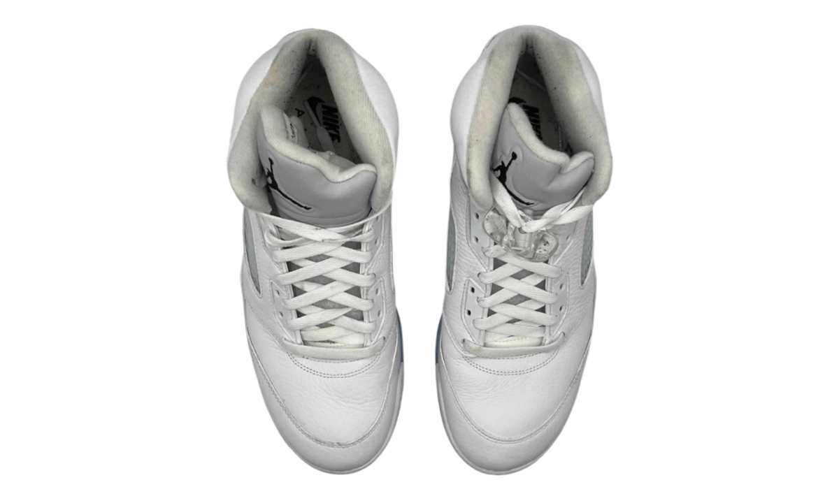 Premium White Retro Fashion Essential
