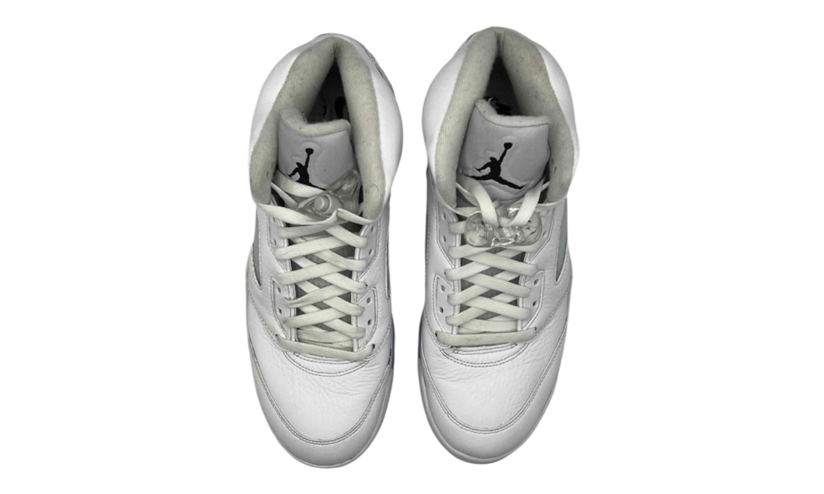 Premium White Retro Fashion Essential